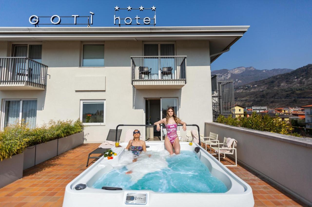 Camera Matrimoniale con Terrazza e Vasca Idromassaggio