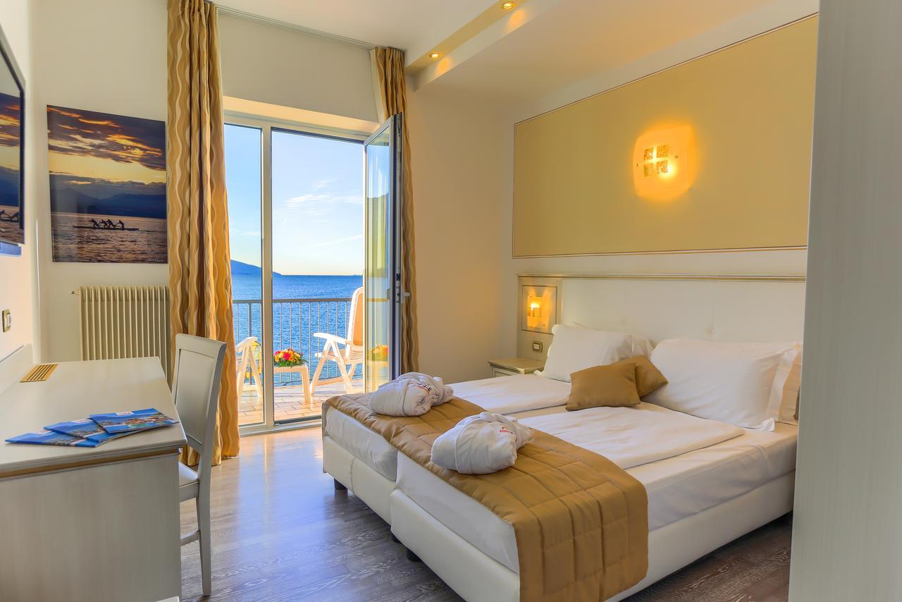 Deluxe Double or Twin Room Lake View